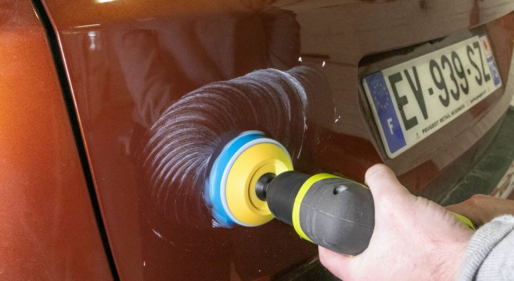 Γυαλίστε το αμάξωμα για να αφαιρέσετε τα τελευταία ίχνη.